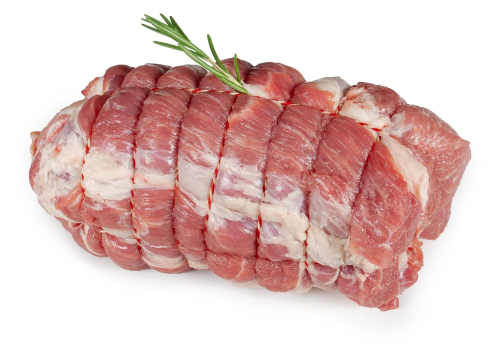 Opgebonden rollade met rozemarijn op een witte achtergrond