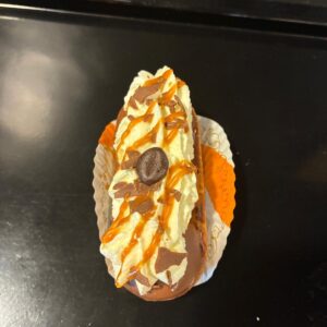 Caramelbootje met room, karamelsaus en chocoladestukjes