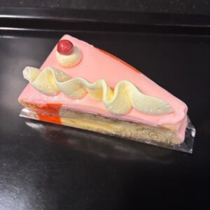 Chipolatapunt met roze bovenlaag en roomgarnering