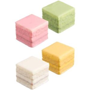Vier petit fours in roze, groen, geel en wit